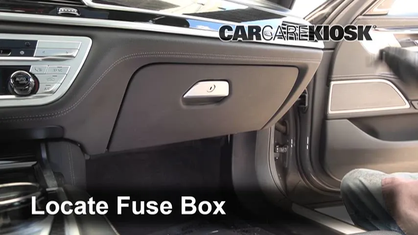 2022 BMW 750i xDrive 4.4L V8 Turbo Fusible (intérieur)